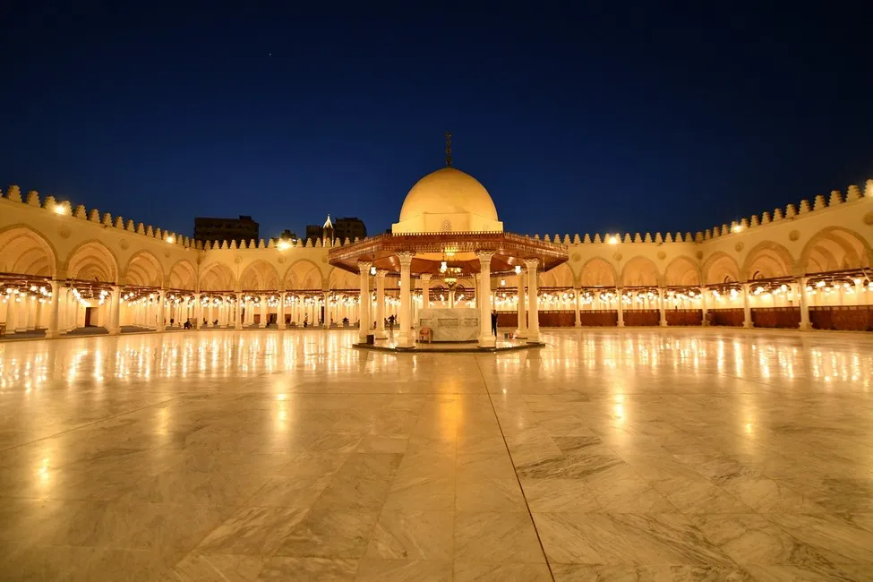 Meczet w Kairze nocą – dziedziniec i kopuła w świetle lamp