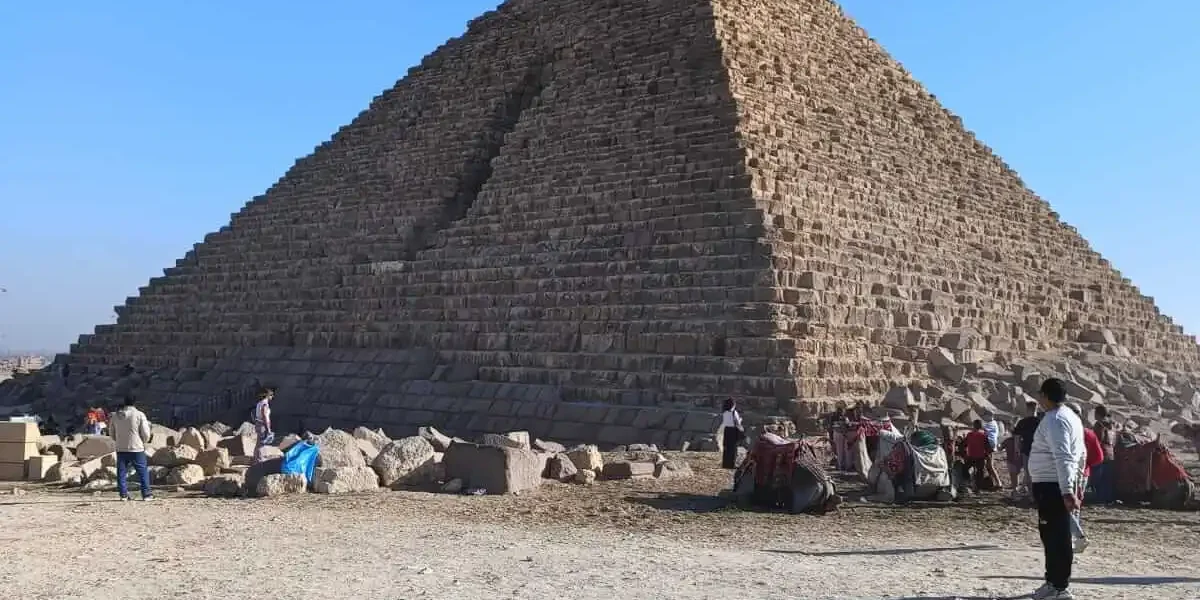 Wycieczka z Hurghady do Kairu Cena - Monumentalna piramida na pustyni w Gizie, jeden z punktów programu wycieczki z Hurghady do Kairu.