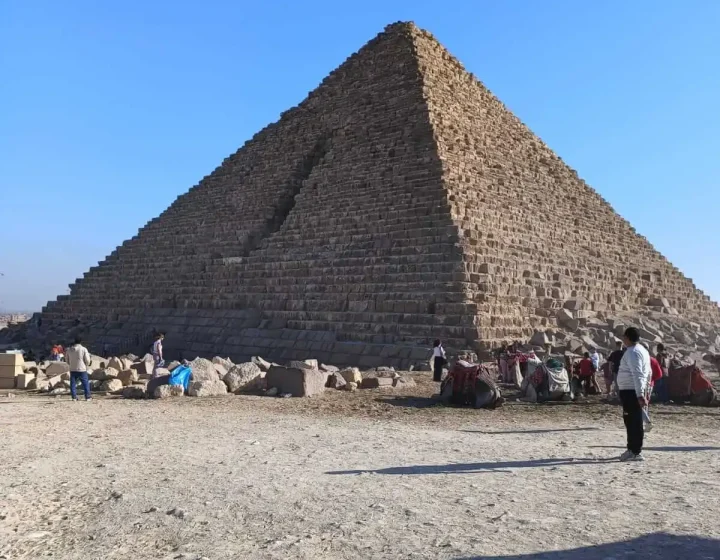 Wycieczka z Hurghady do Kairu Cena - Monumentalna piramida na pustyni w Gizie, jeden z punktów programu wycieczki z Hurghady do Kairu.