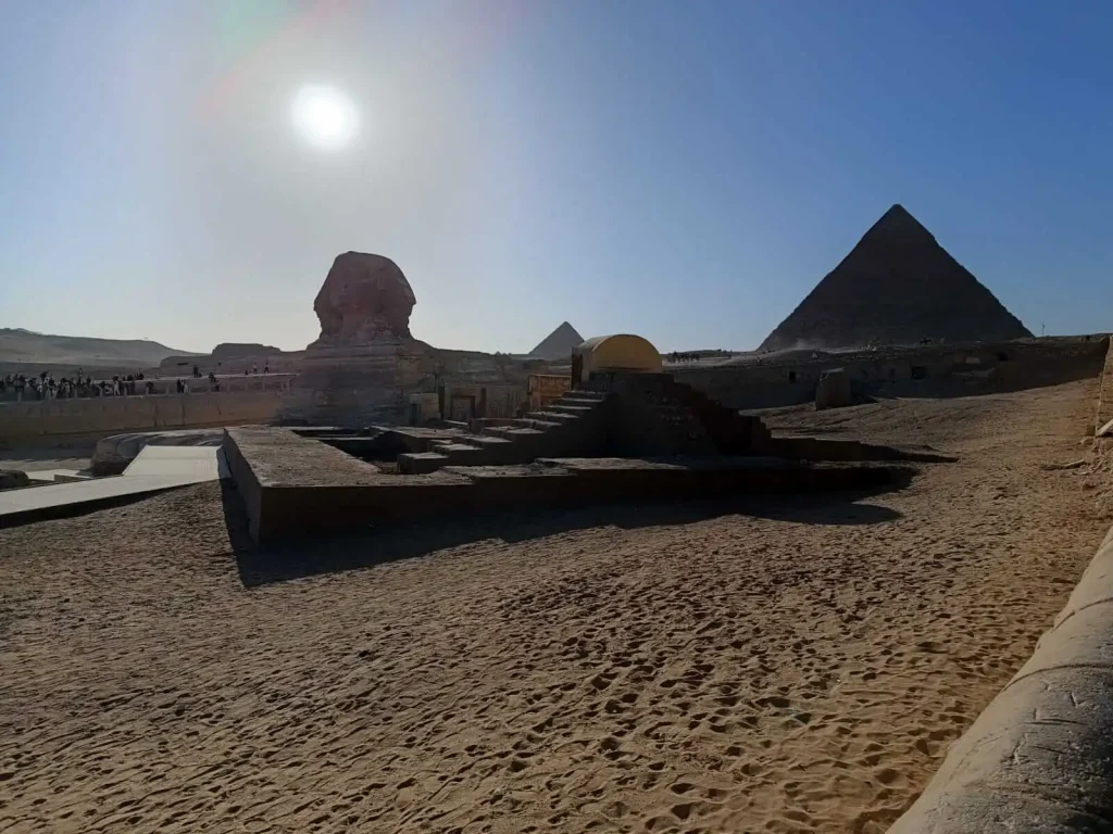 Wielki Sfinks w Gizie z piramidami w tle – obowiązkowy punkt programu wycieczki do Kairu.