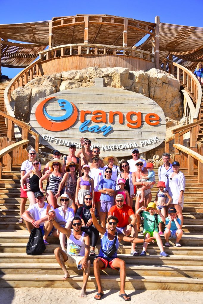 Orange Bay Island – zdjęcie grupowe przy napisie Orange Bay
