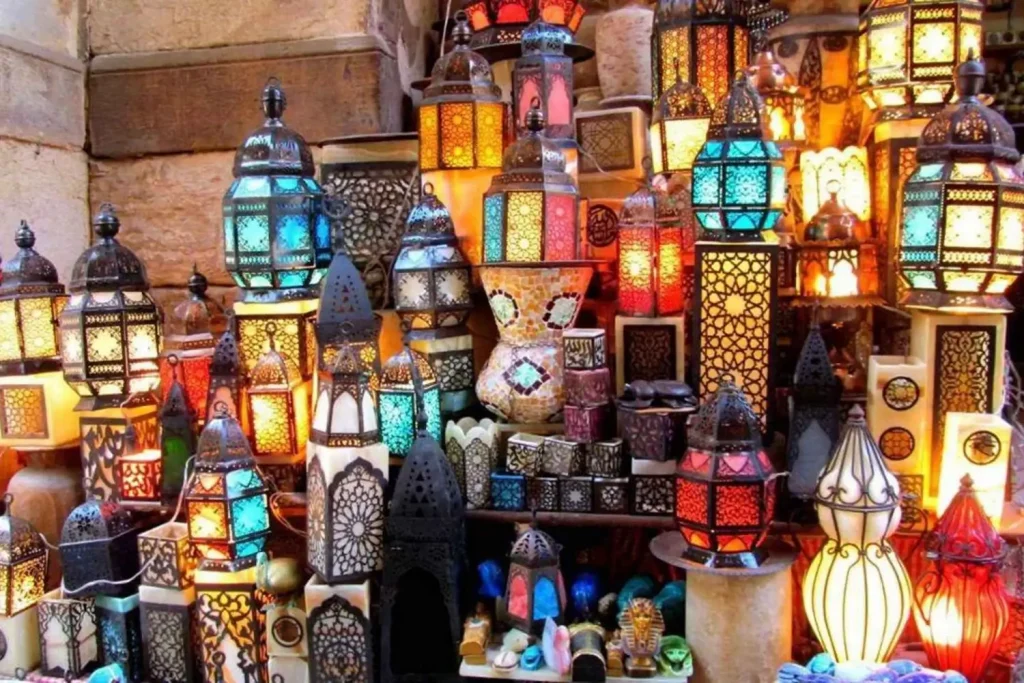 Egipskie lampy i kolorowe latarnie w Kairze – tradycyjne rękodzieło