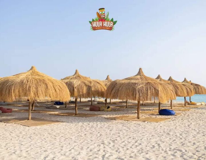 Hula Hula Beach – parasole z trzciny na plaży