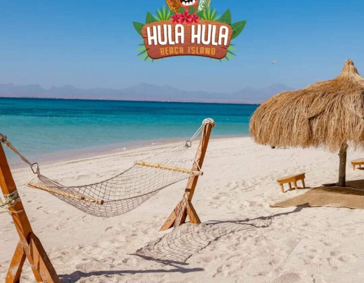 Hula Hula Beach Hurghada – hamak i parasol na białej plaży
