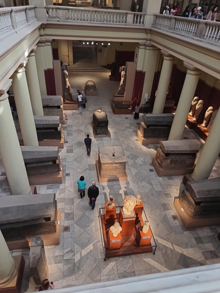 Wnętrze Muzeum Egipskiego w Kairze – sala z posągami