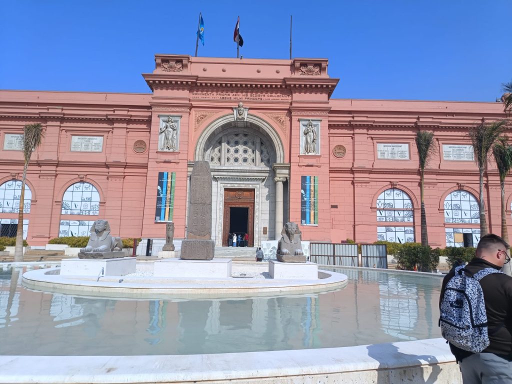 Muzeum Egipskie w Kairze – wejście główne z fontanną