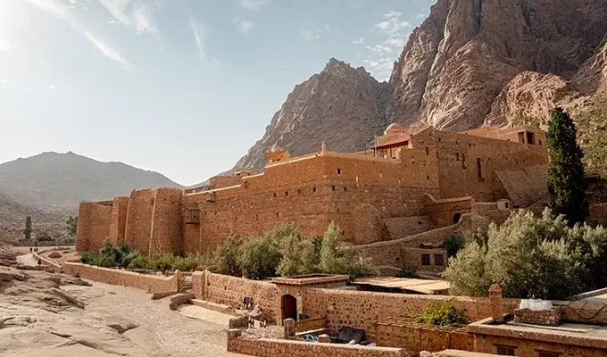 Klasztor św. Katarzyny na tle Góry Mojżesza