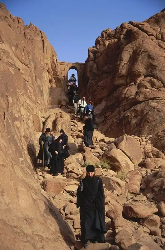 Wejście na Górę Mojżesza nocą – pielgrzymi na kamienistej ścieżce