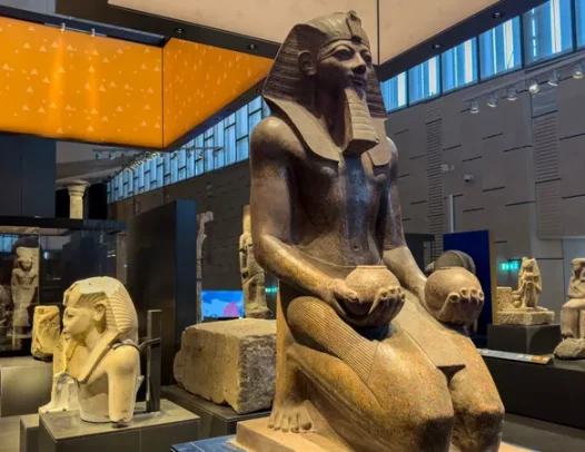 Grand Egyptian Museum – posąg faraona w sali ekspozycyjnej