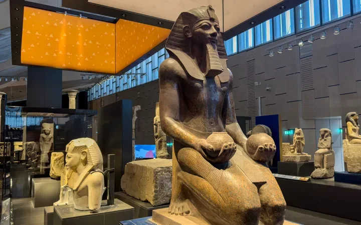 Grand Egyptian Museum – posąg faraona w sali ekspozycyjnej
