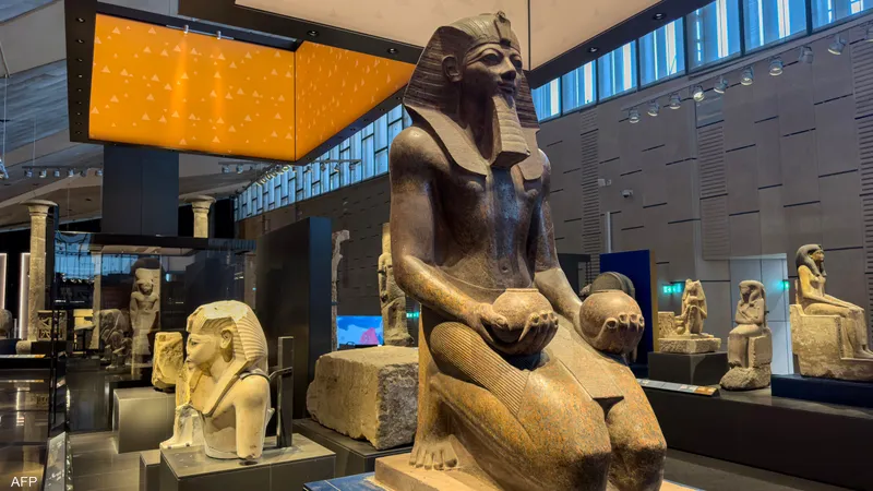 Grand Egyptian Museum – posąg faraona w sali ekspozycyjnej