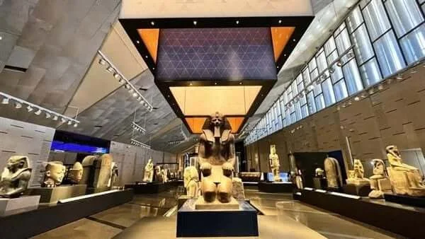 GEM – główna sala wystaw z posągami, Kair