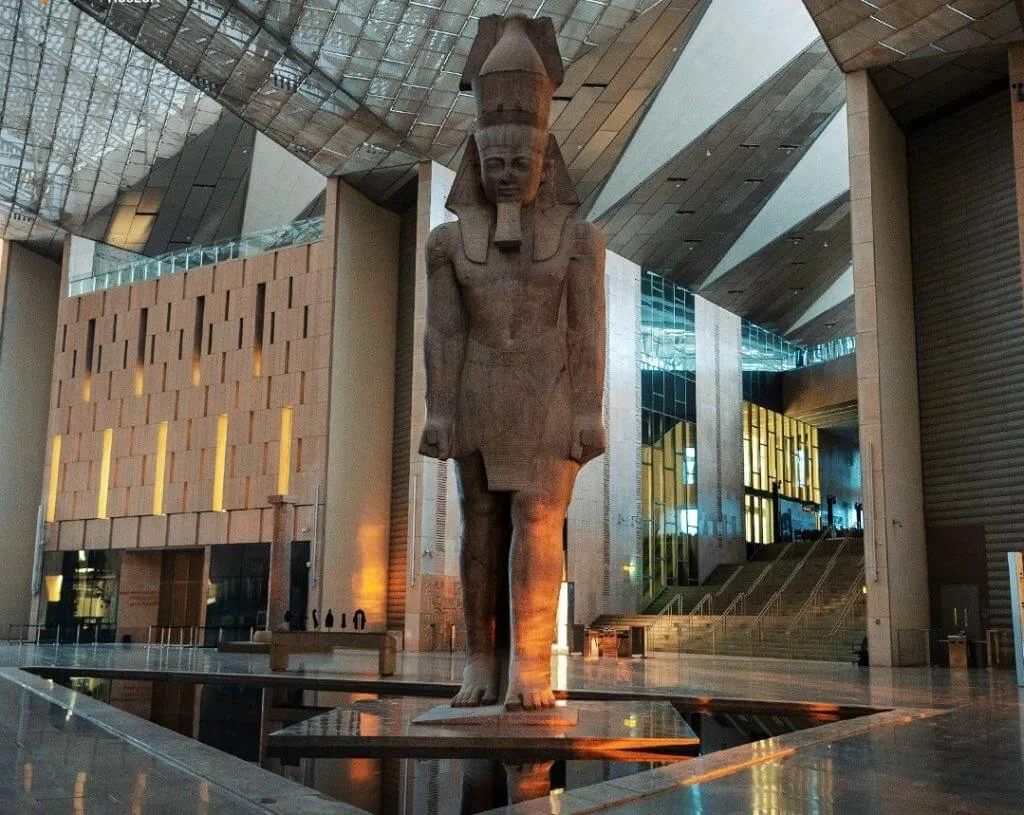 Grand Egyptian Museum – kolosalny posąg Ramzesa II w atrium