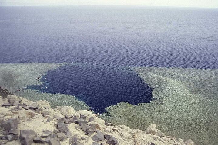 Wycieczka do Blue Hole w Dahab – widok na głęboką niebieską lagunę