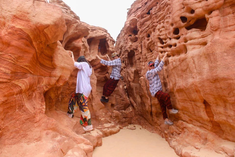 Turyści bawiący się w Kolorowym Kanionie podczas wycieczki z Sharm el Sheikh