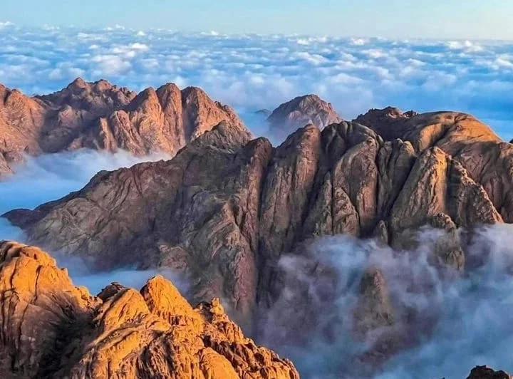 Górskie szczyty ponad morzem chmur